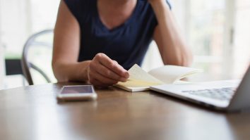 Funcționarii publici olandezi primesc 2 euro pe zi pentru munca de acasă