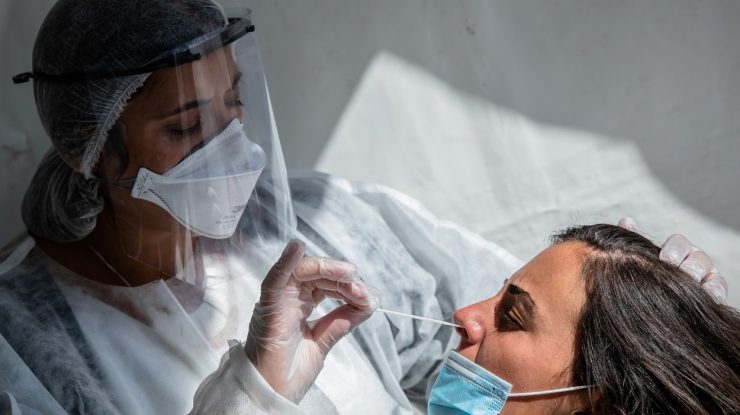 Sars Cov 2 suferă mutaţii și te poate lovi de 2 ori. Noi detalii despre virusul care îți dă imunitate cu picătura