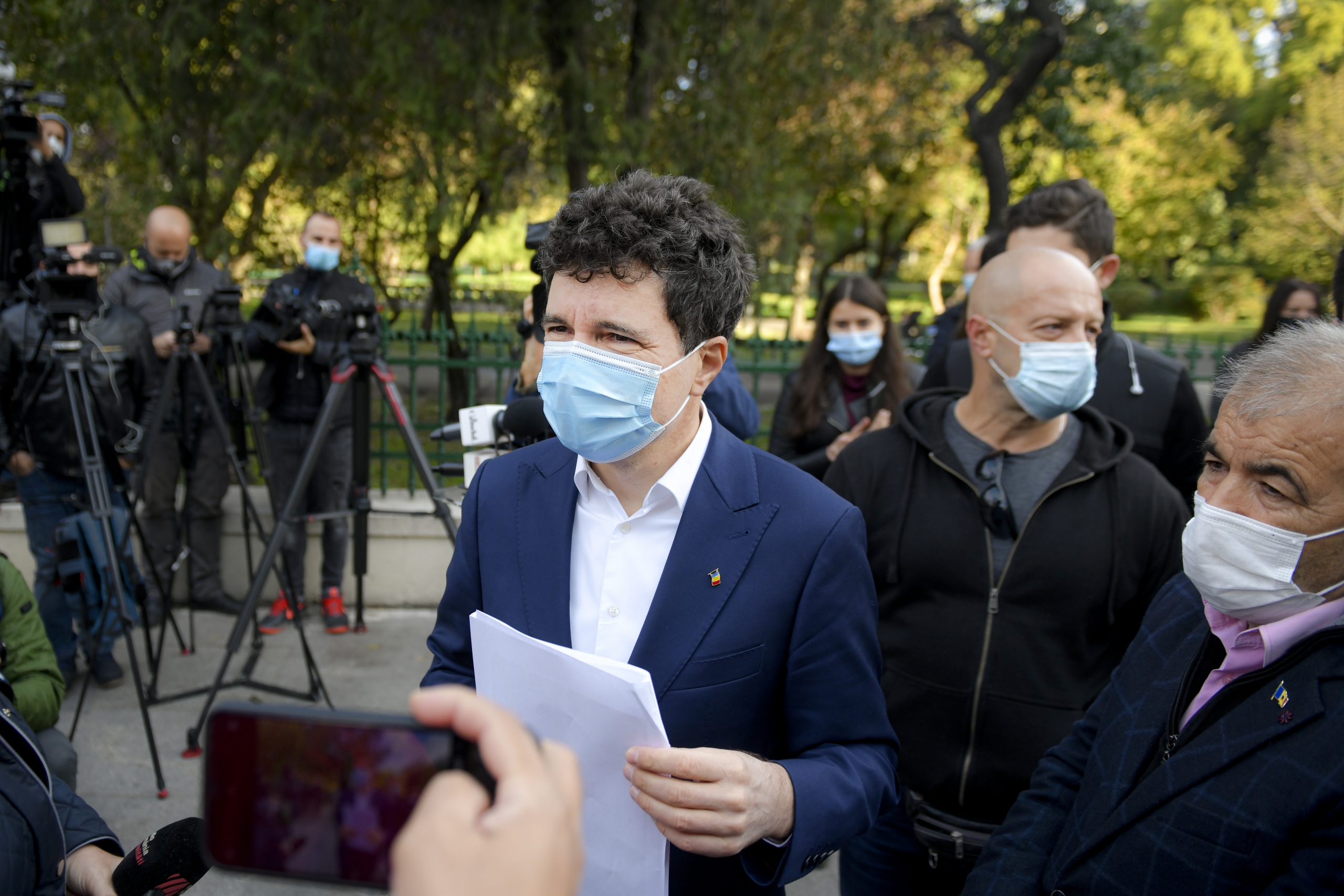 Nicușor Dan nu își poate prelua încă mandatul.  Acesta a fost contestat de 52 de persoane