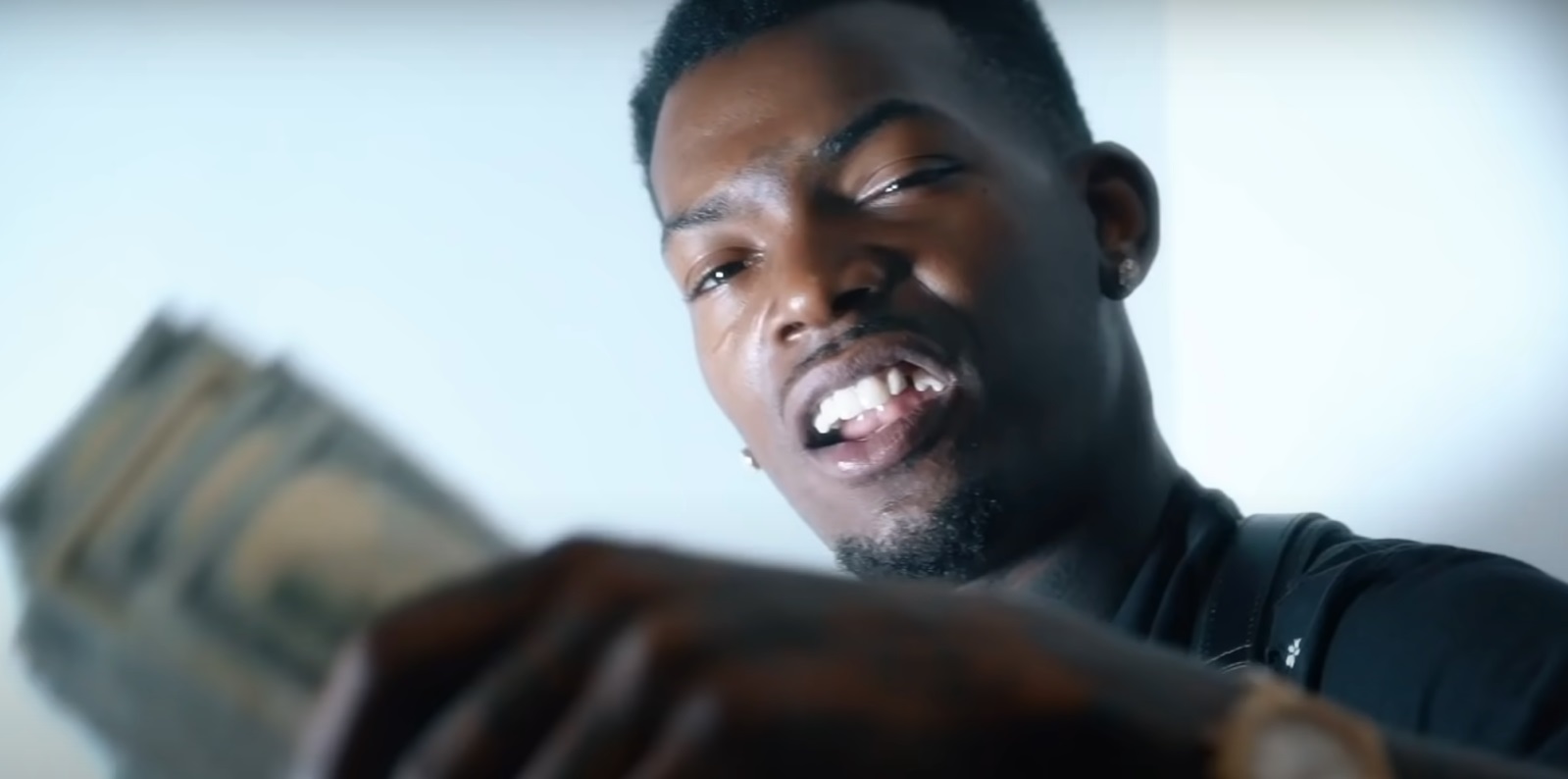 Un rapper american s-a lăudat că a fraudat statul în piesele sale și acum riscă până la 22 de ani de închisoare