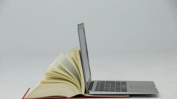 Examenele cu cartea deschisă, din ce în ce mai utilizate în străinătate. De ce nu se folosesc și în România