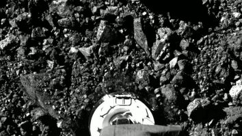 Misiunea OSIRIS-REx a colectat material în exces de pe asteroidul Bennu