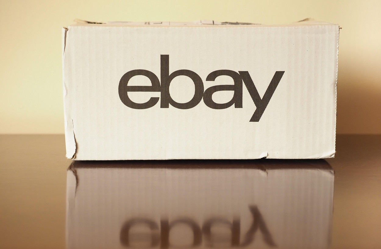 O femeie care a vândut pe eBay bunuri furate timp de 19 ani a fost condamnată la închisoare. Suma uriașă pe care o datorează