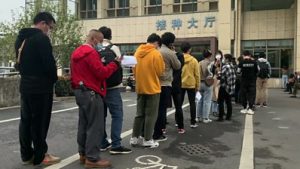 Sute de persoane au stat la coadă la un spital din China pentru a se imuniza cu un vaccin experimental care nu a trecut prin toate testele