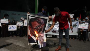 Macron, inamicul public  al musulmanilor. Palestinienii protestează și ard fotografiile președintelui francez