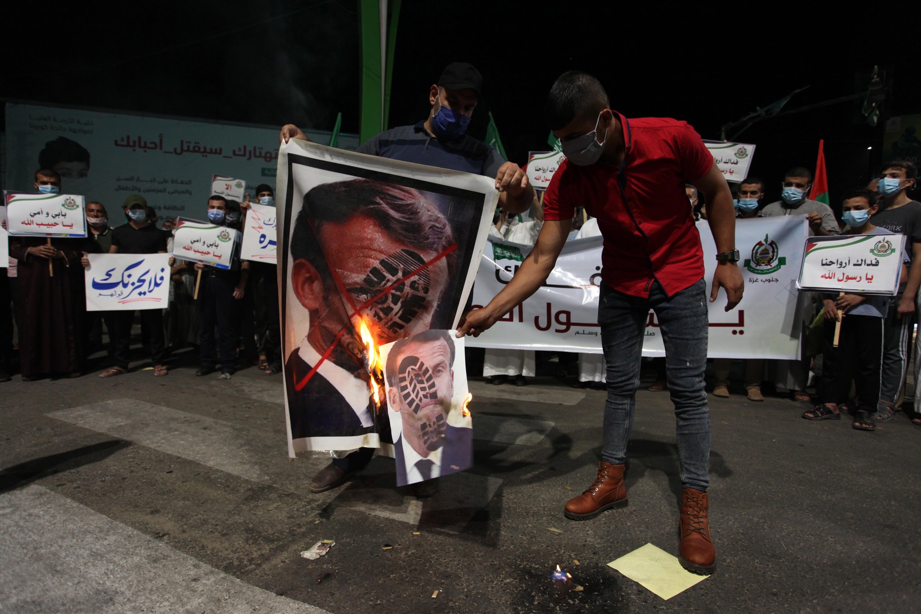 Macron, inamicul public  al musulmanilor. Palestinienii protestează și ard fotografiile președintelui francez