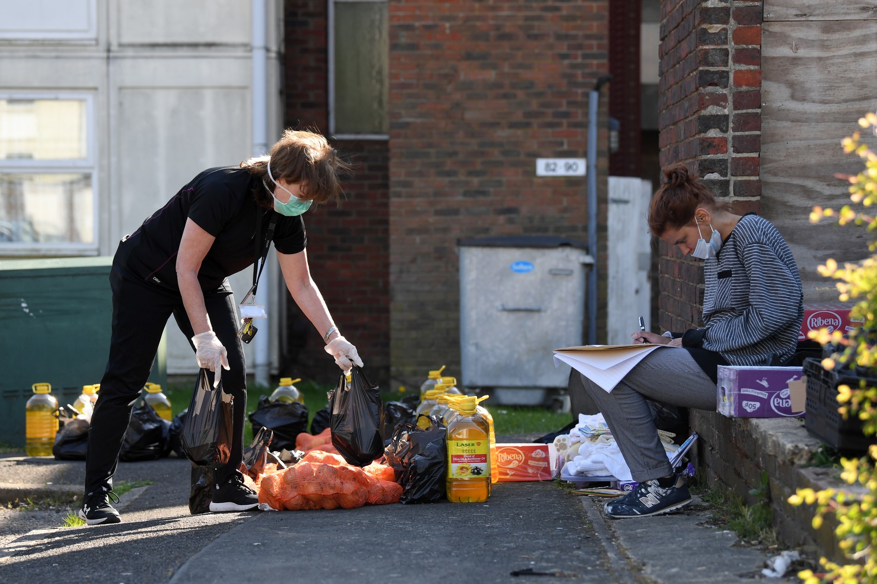 Uniți de pandemie. Un român din Londra este cel mai îndrăgit de comunitatea în care trăiește