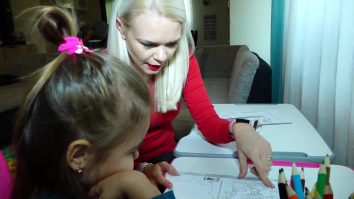 Părinții fac pe educatorii la nevoie. Sacrificiul făcut pentru educația copiilor în pandemie