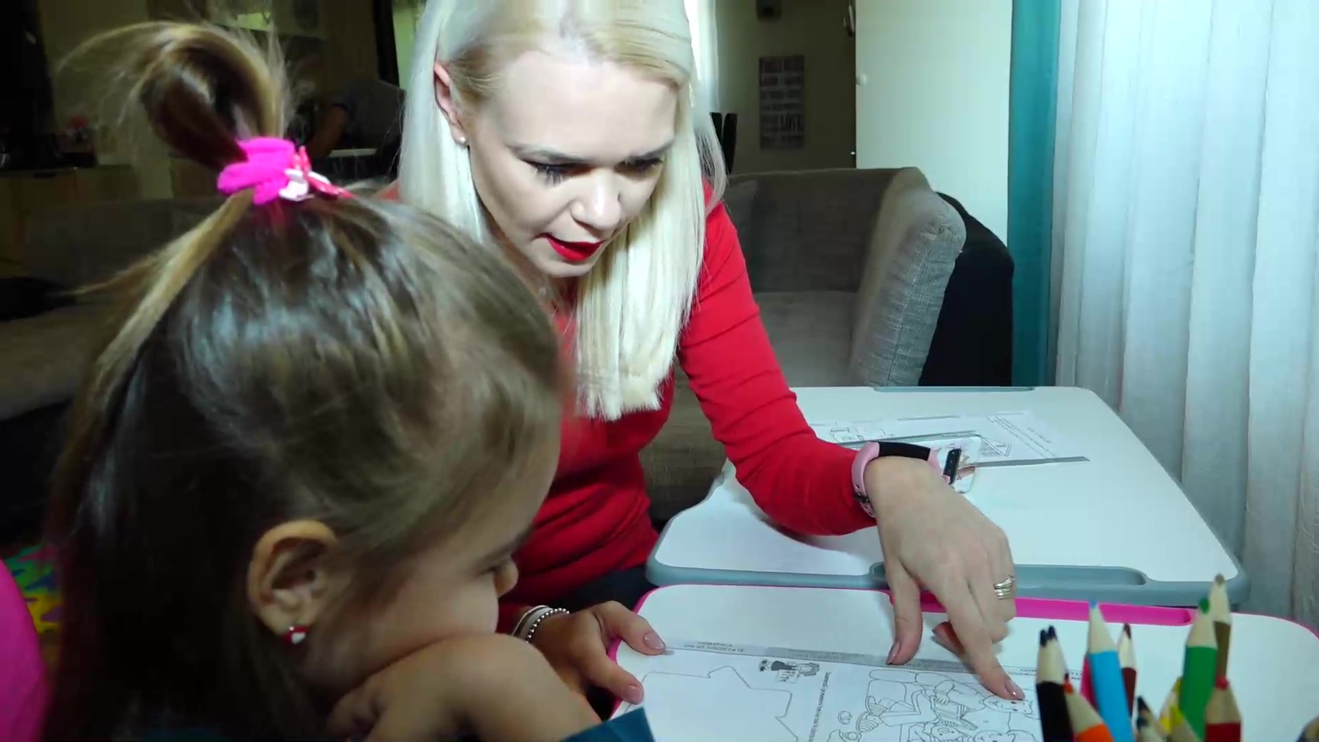 Părinții fac pe educatorii la nevoie. Sacrificiul făcut pentru educația copiilor în pandemie