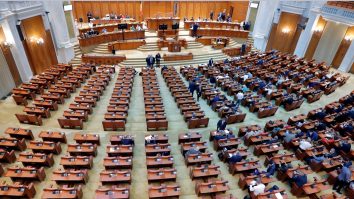 Cifrele alegerilor din 6 decembrie: cați parlamentari vor alege românii