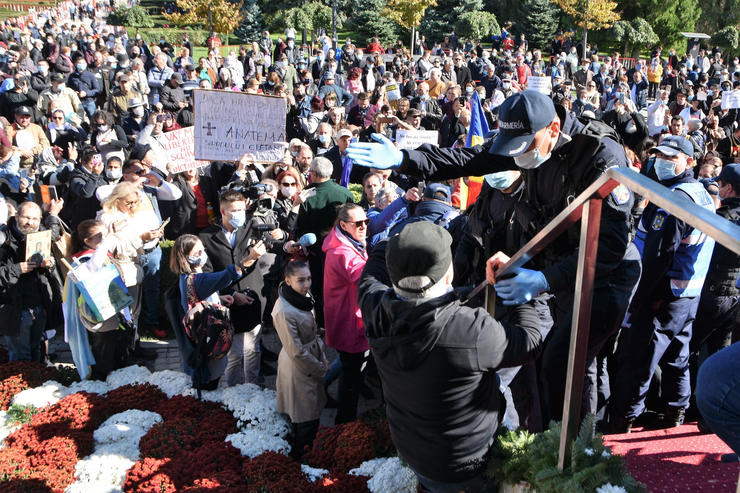 De ce li s-a permis oamenilor accesul la moaștele Sfintei Parascheva fără buletin: „Schimbă legile de la o oră la alta. Asta e bătaie de joc”