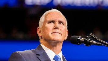 Mike Pence, contact direct al unui asistent infectat cu Covid-19, anunță că va continua campania