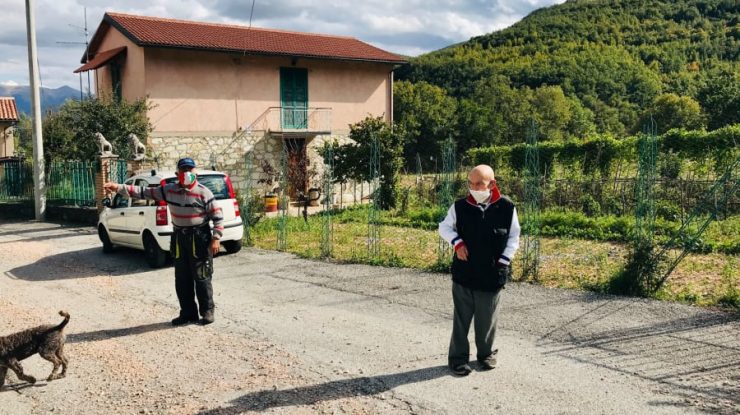 Pensionari poartă mască în Italia
