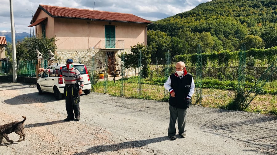 Pensionari poartă mască în Italia
