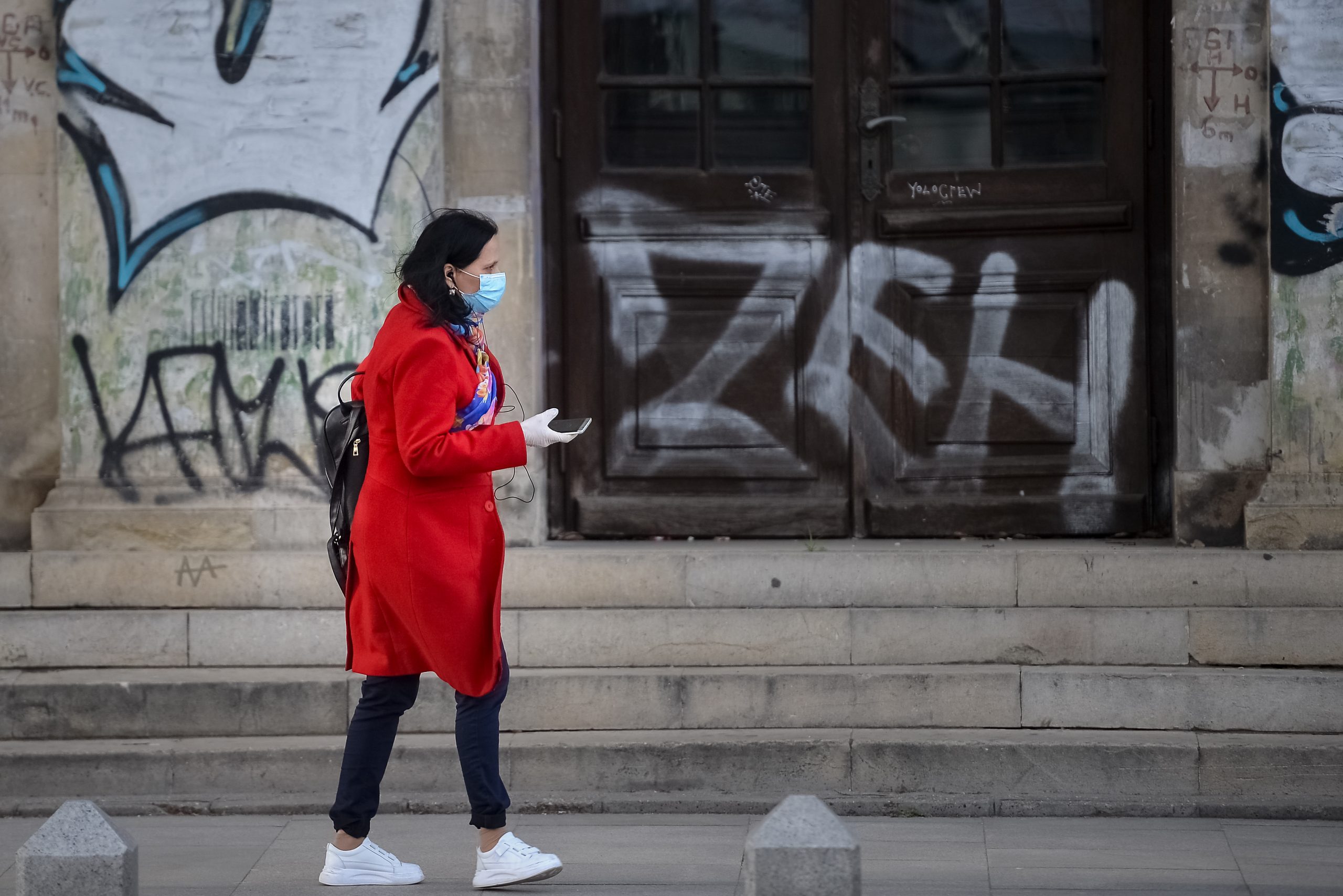 Scenariu roșu în București. Toate unitățile de învățământ se închid și masca devine obligatorie în toate spațiile publice