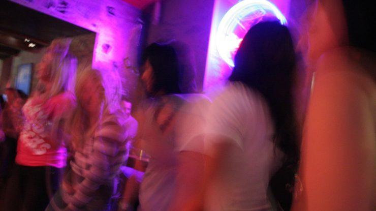 170 de persoane au petrecut într-un club din Olt, încălcând măsurile de siguranță COVID-19