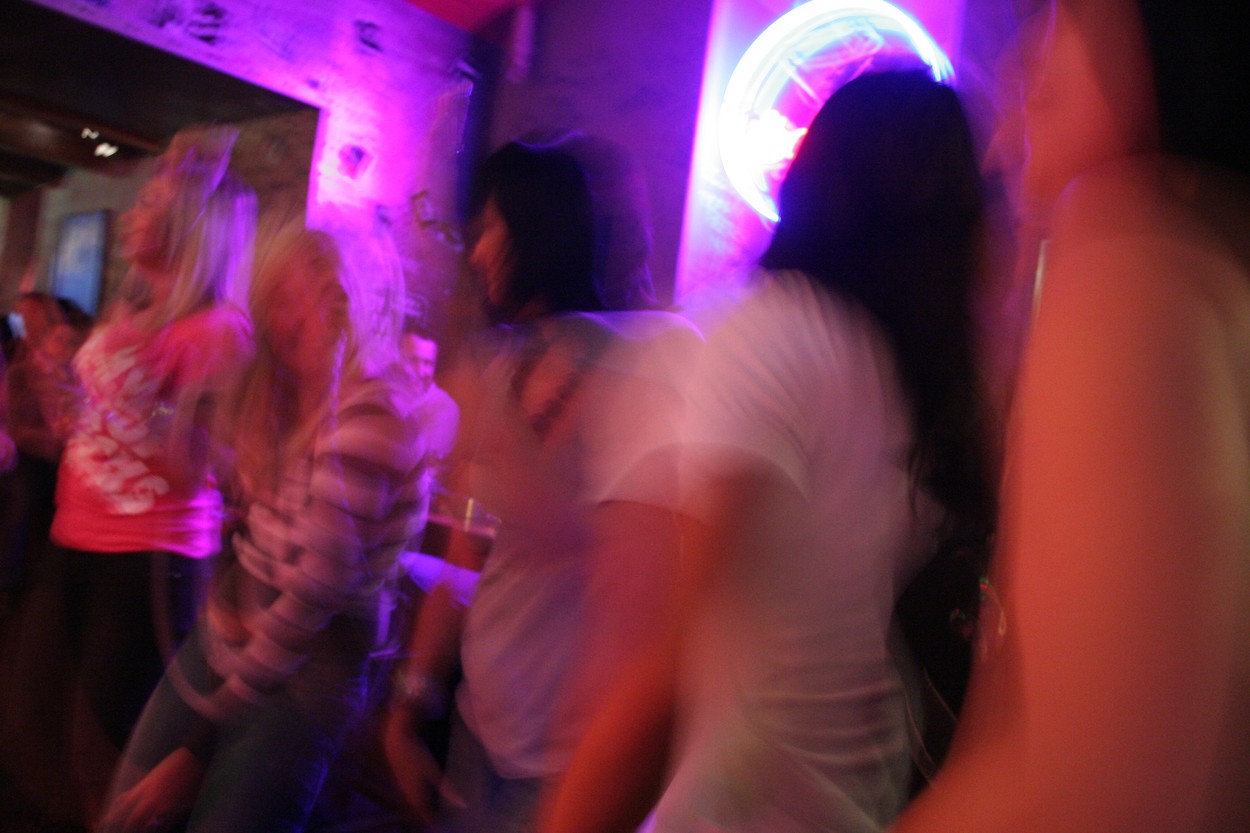 Autoritățile au început „vânătoarea” de cluburi. Primul local de fițe cu activitatea suspendată