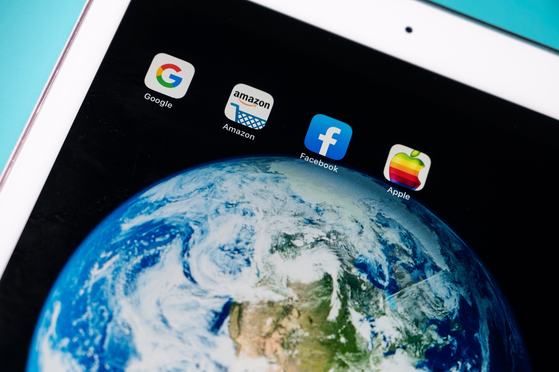 Reglementări mai stricte pentru 20 de platforme digitale mari. Care este „lista neagră”