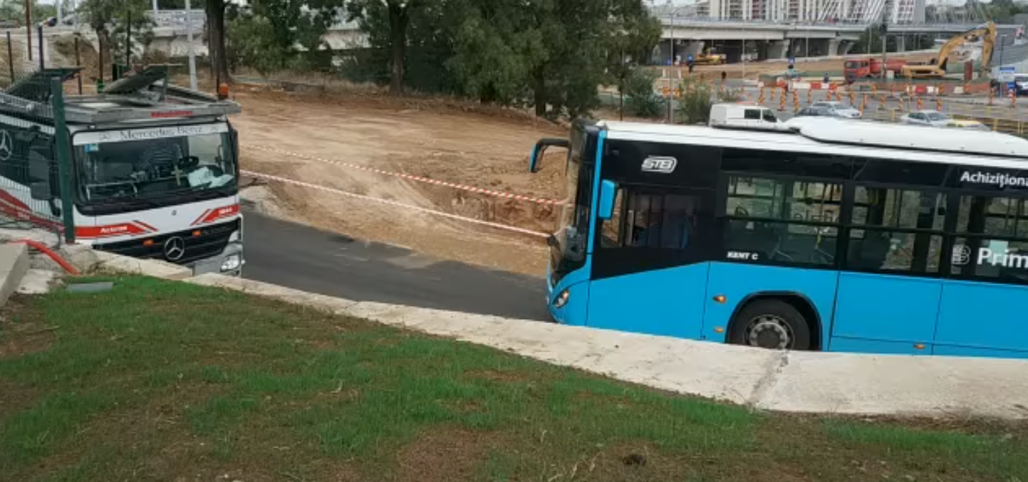 VIDEO Podul Ciurel, prea îngust pentru un autobuz și un camion. Reparațiile continuă