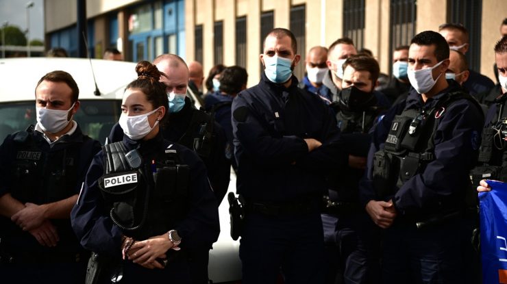 Zeci de persoane suspectate a fi islamiști radicali, vizate de raidurile poliției din Franța în cazul profesorului ucis