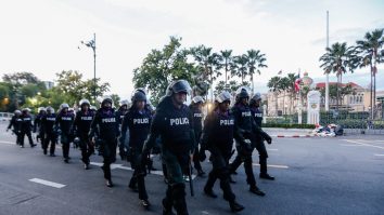 Au băgat democrația în dubă. Thailanda a interzis protestele