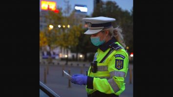 Un șofer a fost amendat cu 1.305 lei pentru că a aruncat chiștocul pe geamul mașinii: „Vorbiți serios?“