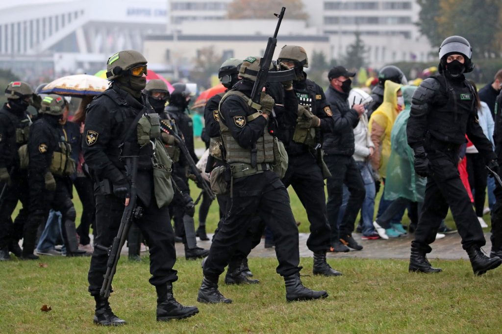 Poliţia din Belarus are voie să folosească, de acum, arme letale, pe străzi