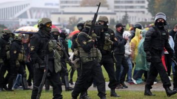 Poliţia din Belarus are voie să folosească, de acum, arme letale, pe străzi