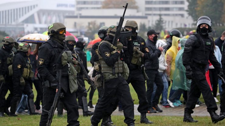 Poliţia din Belarus are voie să folosească, de acum, arme letale, pe străzi