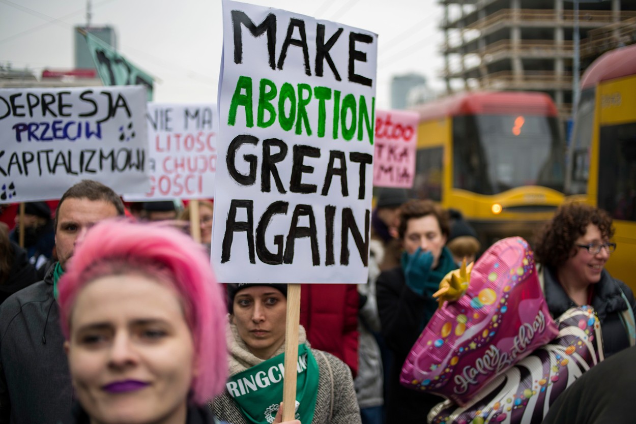 „Zi tristă pentru drepturile femeilor”. Polonia, gata să interzică avorturile aproape în totalitate