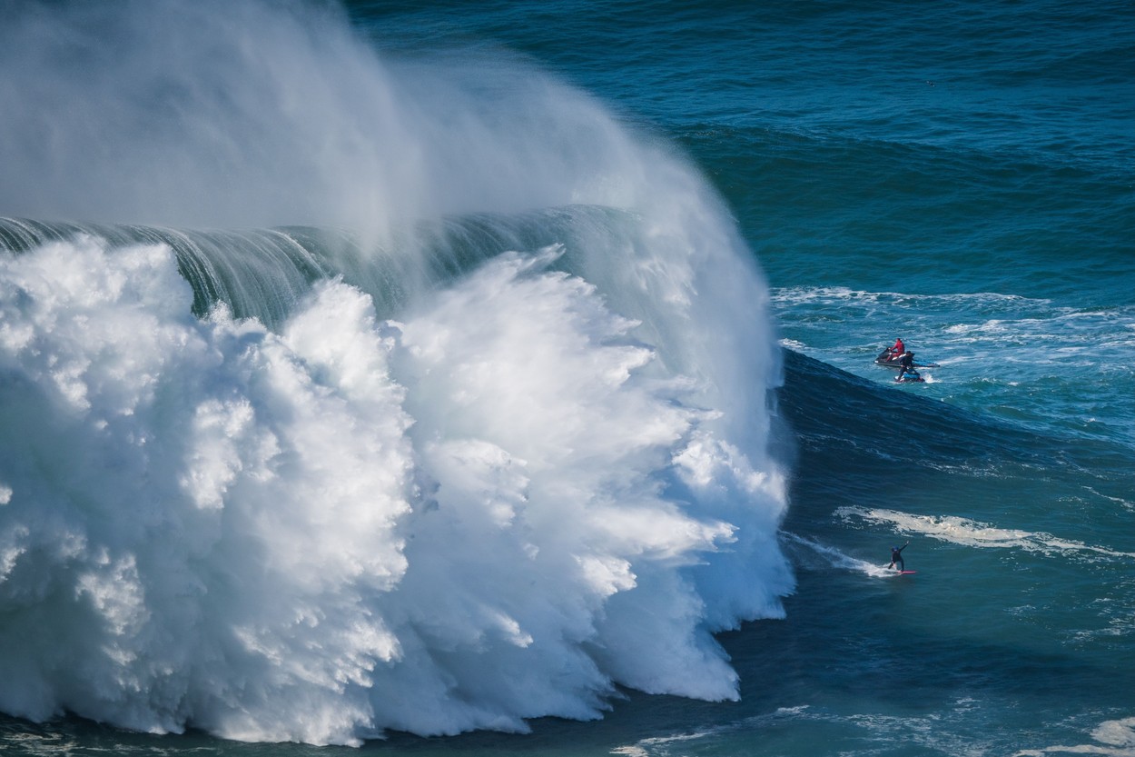 Portugalia e pe val. La Nazare a început sezonul de surf