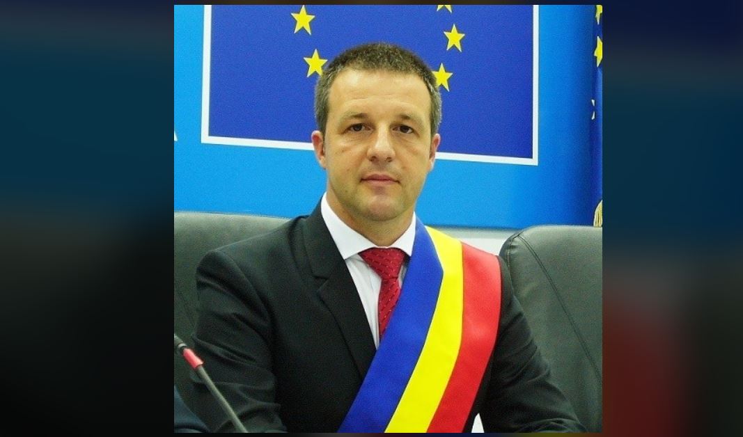 Primarul oraşului Brăila, despre mască: „O să ne interziceţi să deschidem şi geamul”