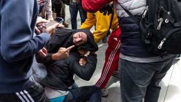 Participanții mitingului pro-Trump din New York au fost bătuți de radicali