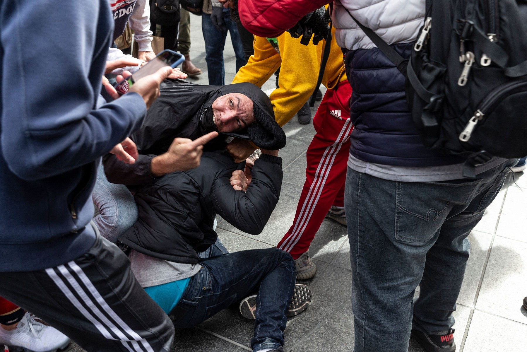 Participanții mitingului pro-Trump din New York au fost bătuți de radicali