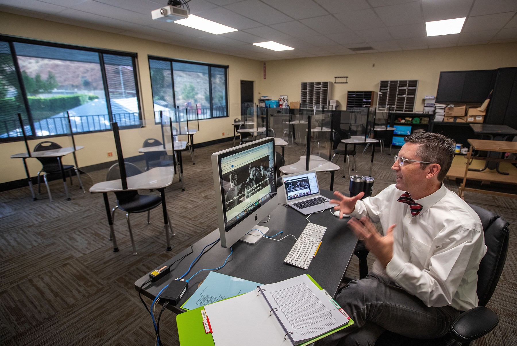 Profesorii care nu vor să predea online vor fi concediați