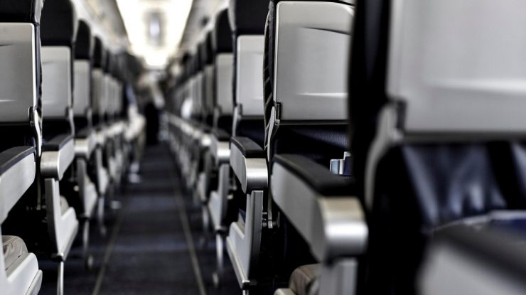 O femeie a murit de COVID-19 la bordul unui avion. Cazul a fost făcut public abia după 3 luni