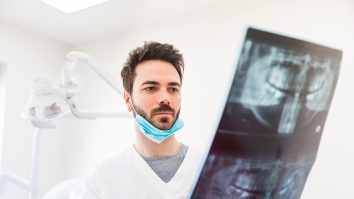 Lipsa banilor din pandemie i-a făcut pe români să pună vizita la stomatolog pe ultimul loc. Încasările cabinetelor au scăzut cu peste 30%