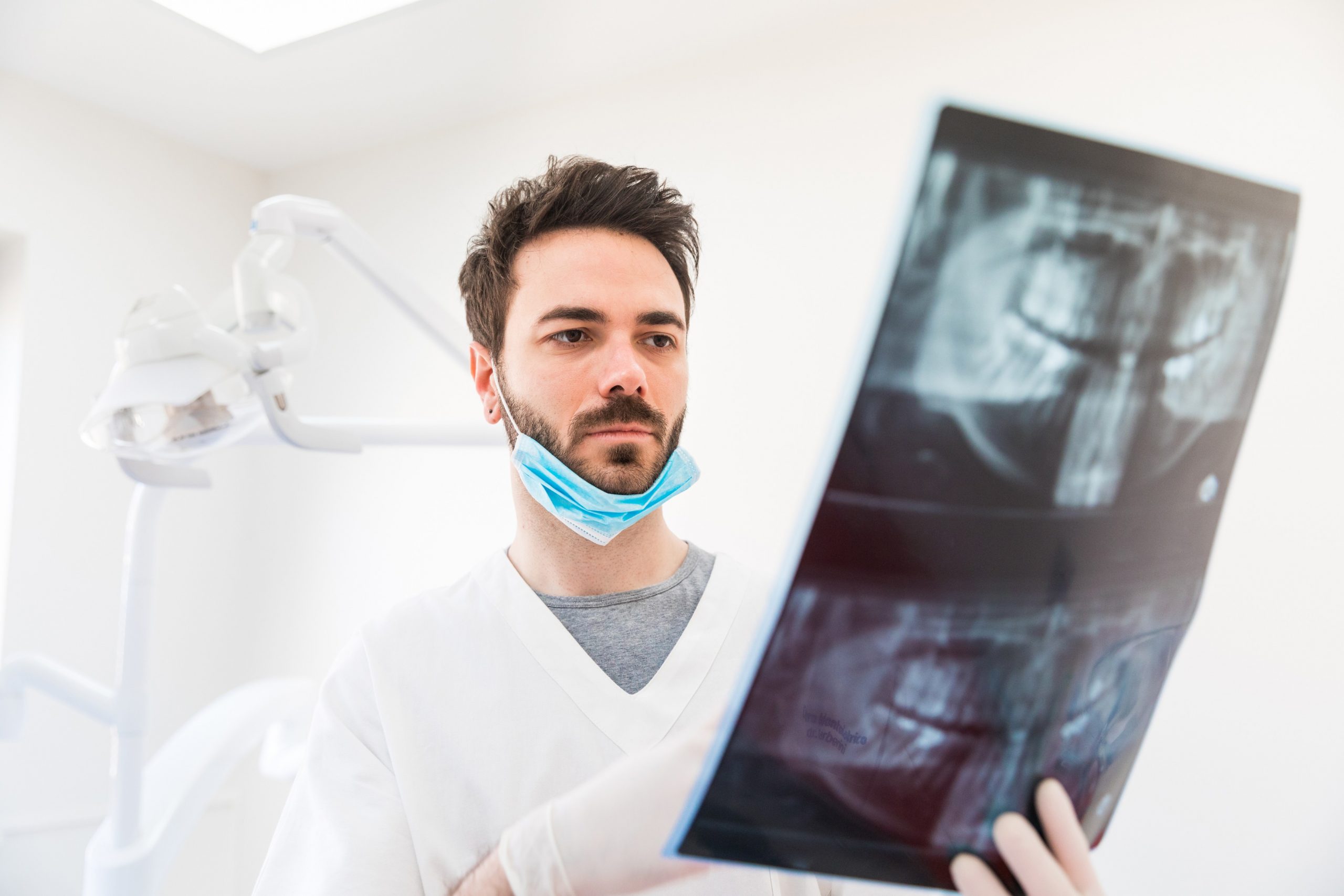 Lipsa banilor din pandemie i-a făcut pe români să pună vizita la stomatolog pe ultimul loc. Încasările cabinetelor au scăzut cu peste 30%