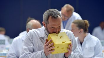 Cum te poate ajuta cașcavalul să te ferești de coronavirus. Nu trebuie să-l mănânci