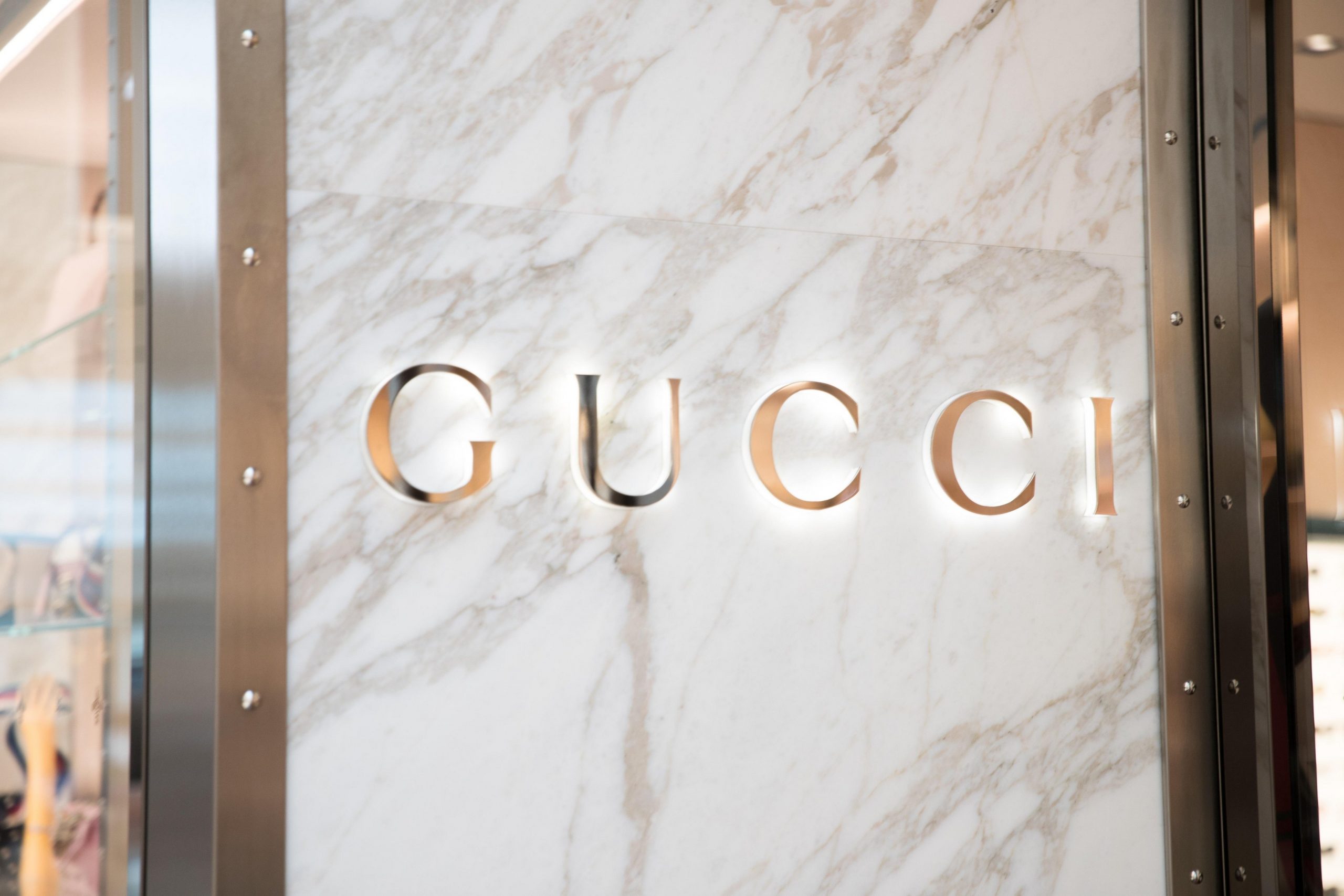 politician Theoretical within Gucci vinde haine second hand pe o platformă online. Cât costă o rochie de  lux la mâna a doua