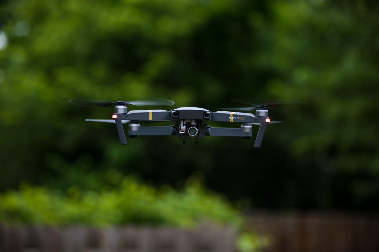 DJI ft. Mercedes-Benz. Un parteneriat care îți dă adrenalina din timpul curselor de Formula E