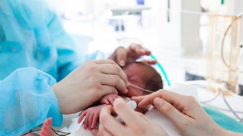 O familie din Texas vrea ca bebelușul lor să rămână conectat la aparate, deși spitalul a declarat decesul. O instanță va lua decizia finală