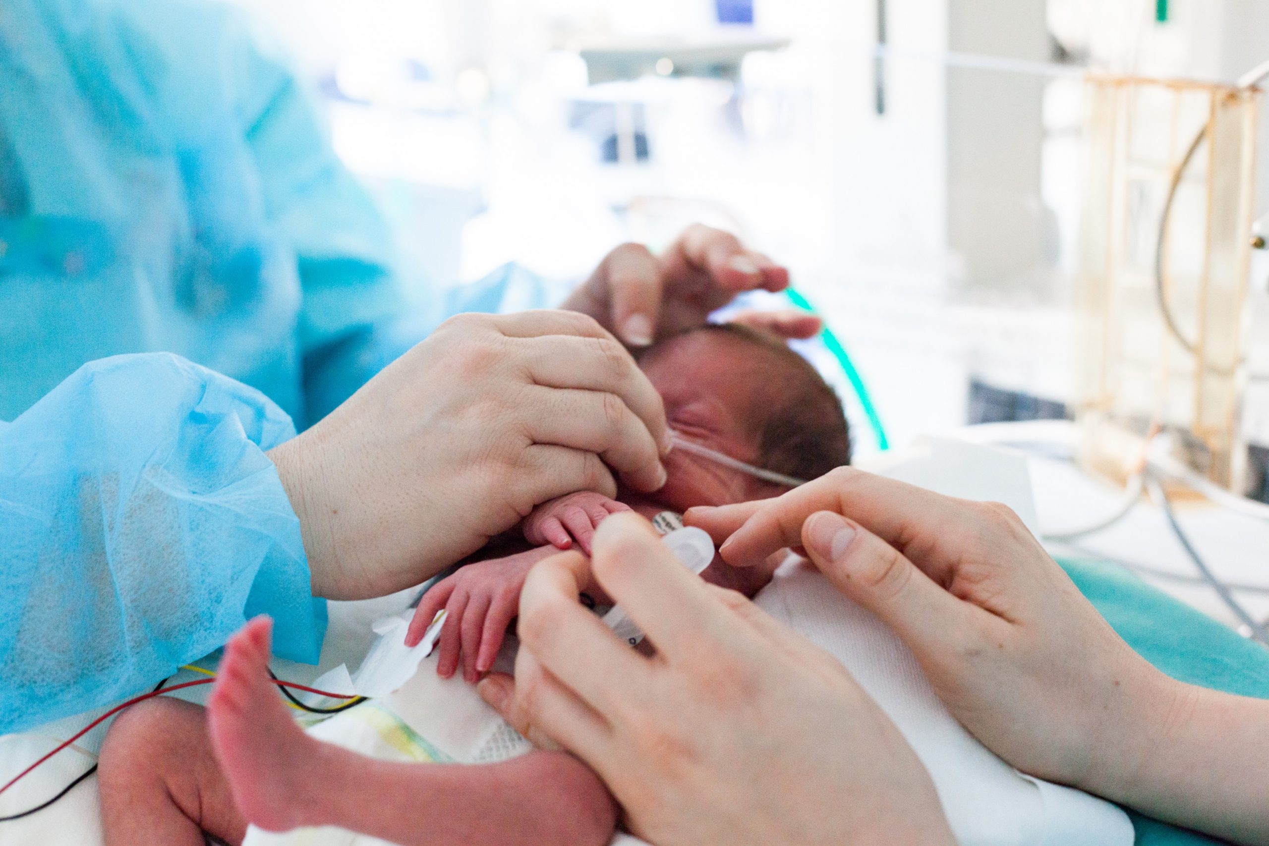 O familie din Texas vrea ca bebelușul lor să rămână conectat la aparate, deși spitalul a declarat decesul. O instanță va lua decizia finală