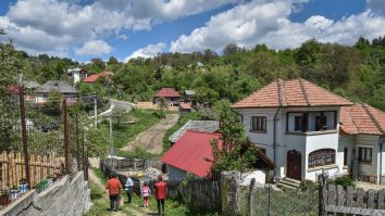 Copiii de la sate, susținuți să aleagă singurul drum spre o viață mai bună – educația