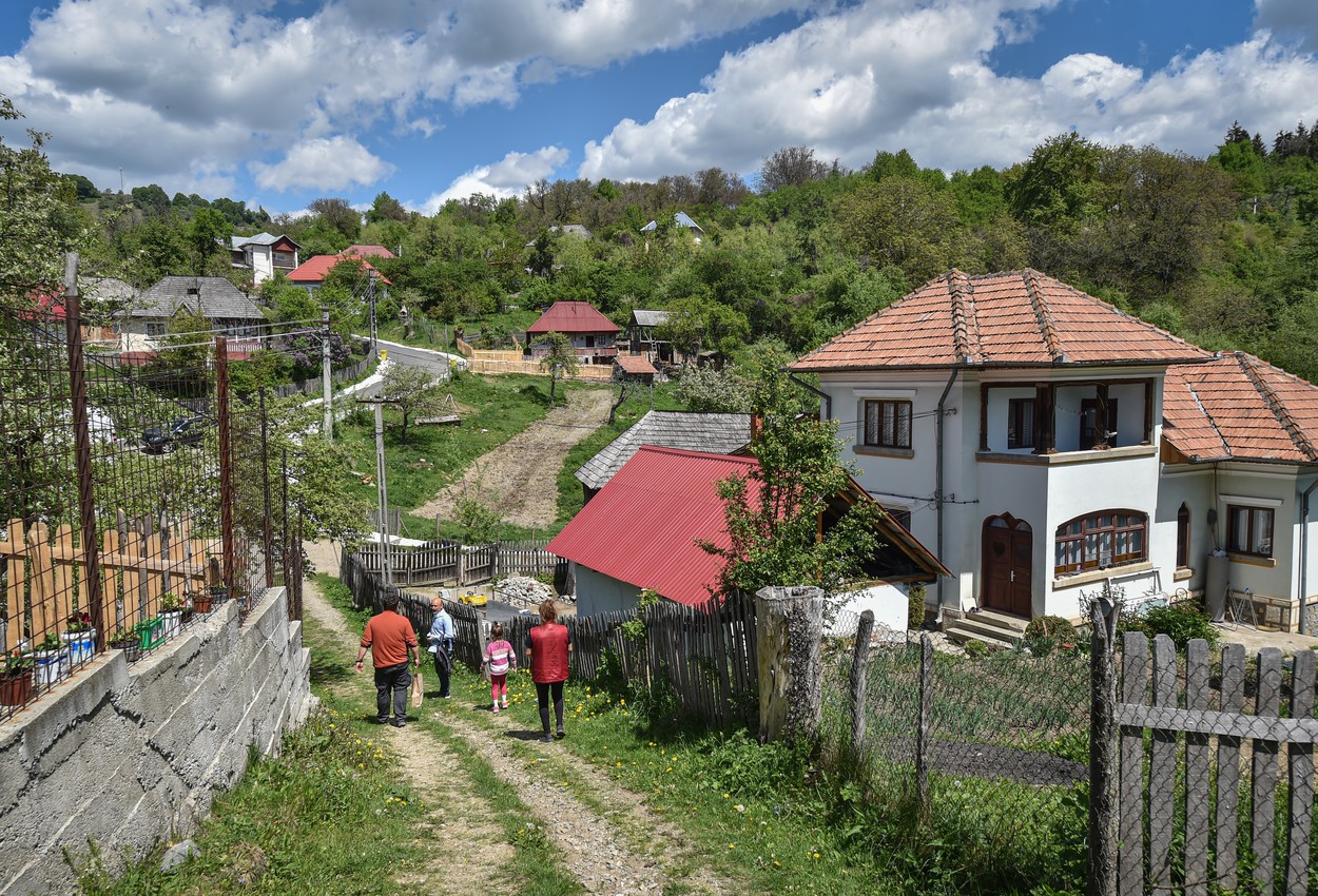 Copiii de la sate, susținuți să aleagă singurul drum spre o viață mai bună – educația