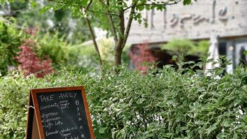 Au închis ca să deschidă. Administrator restaurant: „Găseşti cu greu personal, iar cheltuielile sunt 100%”