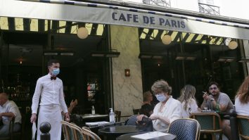 Toate barurile și cafenelele din Paris se vor închide pentru următoarele 15 zile. Restaurantele au reguli speciale