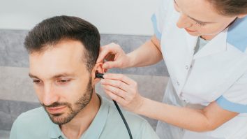 Un pacient infectat cu Covid-19 și-a pierdut brusc auzul. Este primul caz de acest gen din lume