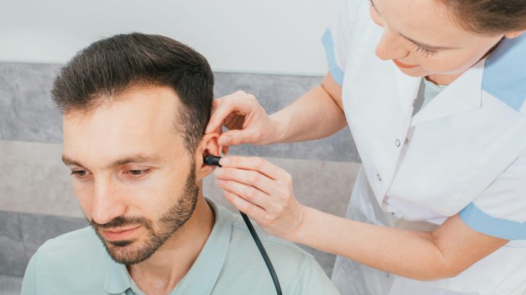 Un pacient infectat cu Covid-19 și-a pierdut brusc auzul. Este primul caz de acest gen din lume