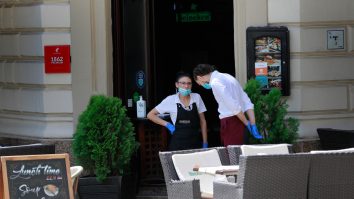 Restricții în București. Restaurantele, teatrele și cinematografele se închid la interior începând de azi